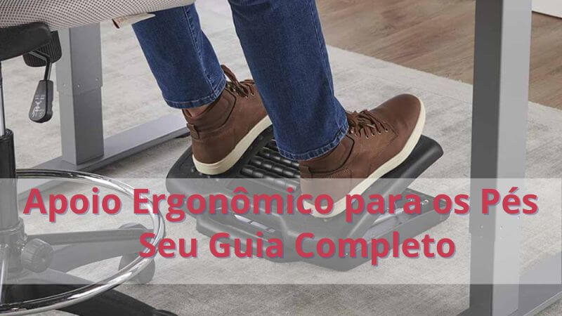Pés descansando em cima de uma base de apoio que está em baixo da mesa